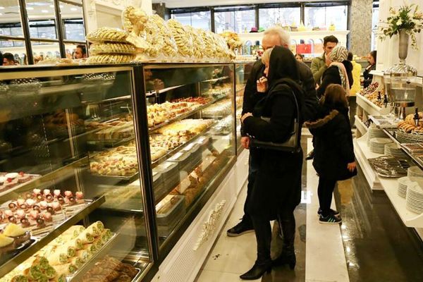 مسؤول إيراني: الطلب على الحلويات تراجع إلى النصف بسبب الأزمة الاقتصادية