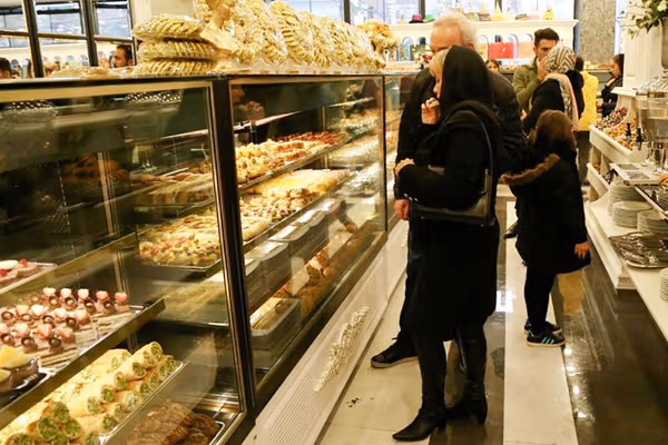 رئیس اتحادیه قنادان تهران: تقاضای شیرینی در مقایسه با سال گذشته تقریبا نصف شده است