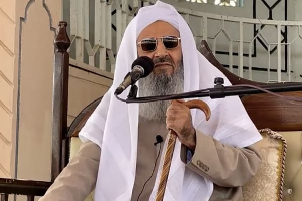 زعيم أهل السنة في إيران: مشاكل البلاد لا تحل بتغيير الوزراء وتحسين العلاقات مع دول المنطقة