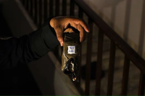 یک جنگجوی هیات تحریرالشام یک بمب خنثیشده C-4 را در دست دارد که در سفارت تهران در دمشق پیدا شده است