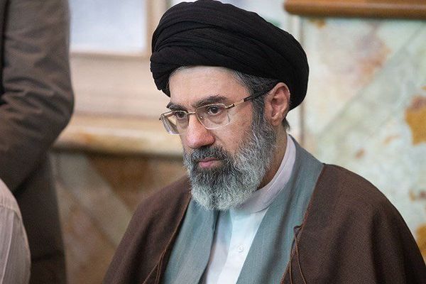 هل صمت المرشد الإيراني عن "شائعة" توريث نجله "علامة رضا"؟