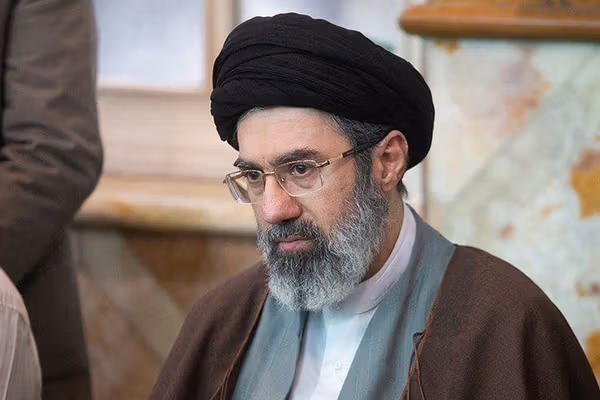 یک شورای متشکل از افسران ارشد سپاه مانع از تماس دولت با مجتبی خامنهای میشود