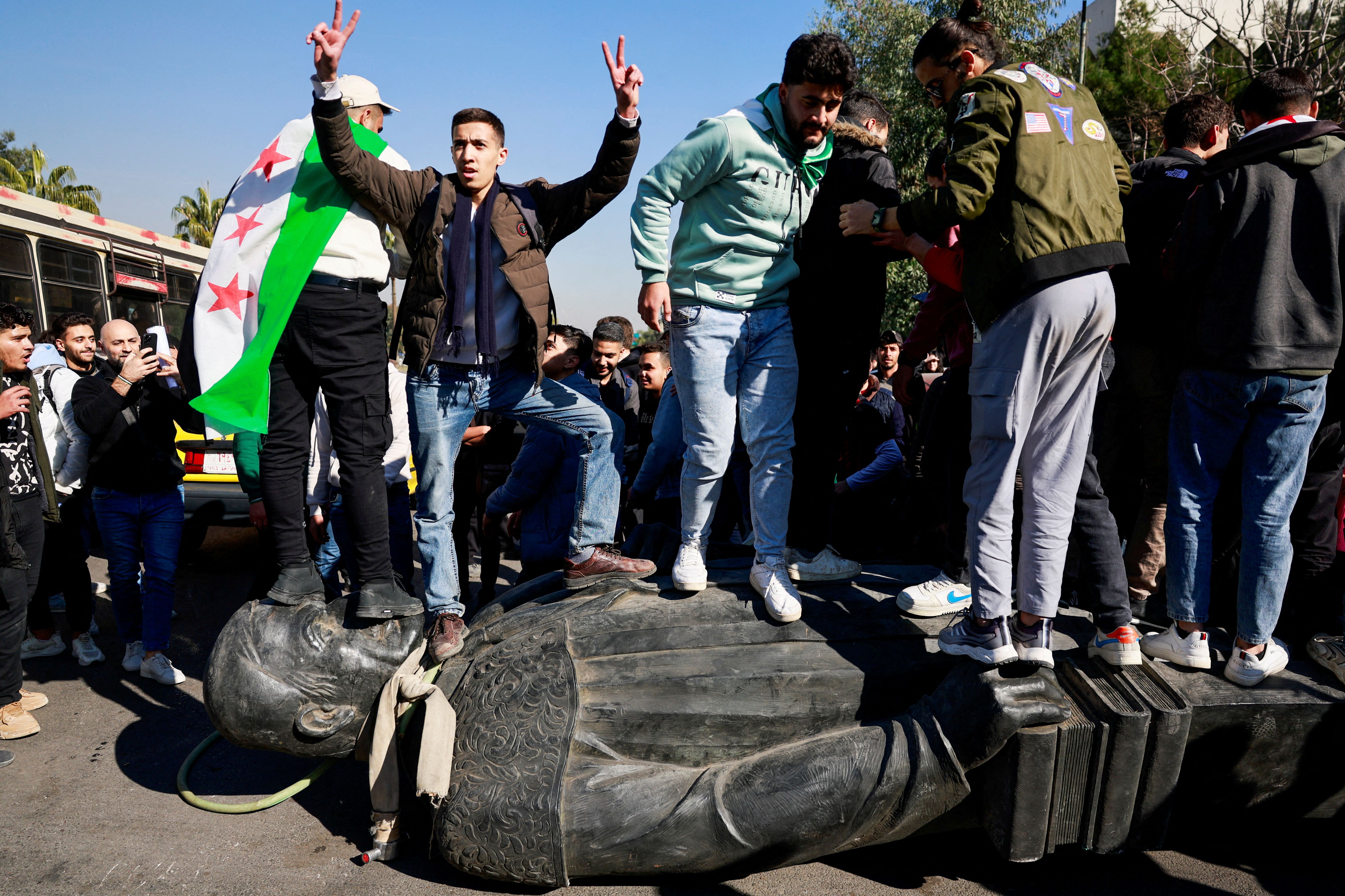 شادی مردم سوریه پس از تخریب مجسمه حافظ اسد، پدر بشار اسد، دمشق، ۲۵ آذر