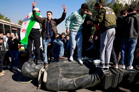 شادی مردم سوریه پس از تخریب مجسمه حافظ اسد، پدر بشار اسد، دمشق، ۲۵ آذر