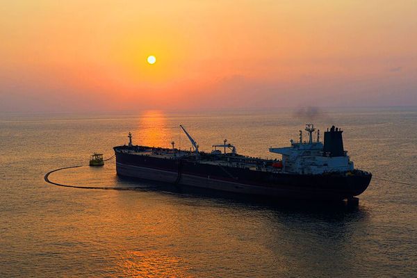 "واشنطن بوست": النفط الإيراني ما زال يتدفق ولم يتوقف.. رغم الحصار الأميركي