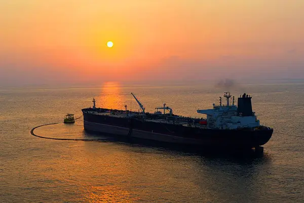 واشینگتنپست: نفت ایران در دل محاصره آمریکا همچنان در جریان است