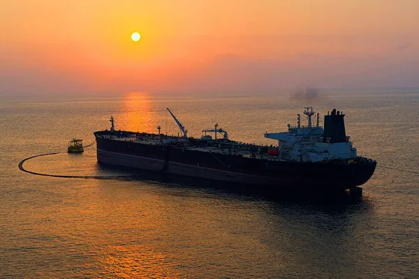 US blockade targets Iran oil boom amid regional disruption