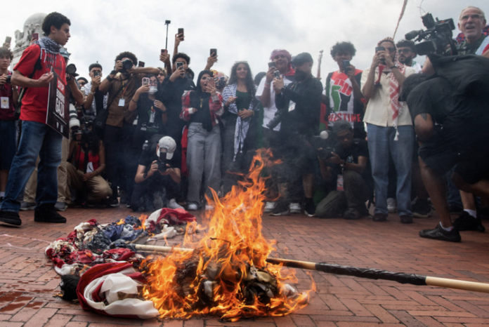 کاخ سفید با اشاره به سوزندان پرچم‌های آمریکا، اعتراضات چهارشنبه را «شرم‌آور» خواند