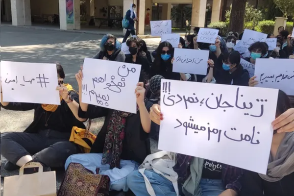 طلاب جامعة طهران يتجمعون احتجاجا على قتل مهسا أميني.. ويهتفون: "المرأة والحياة والحرية"