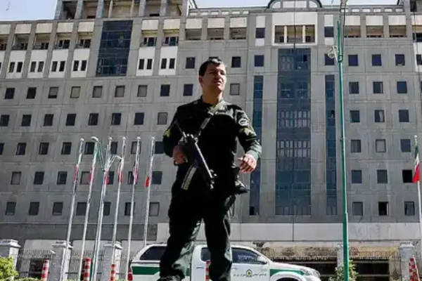 شرطة طهران تعلن عن حادث إطلاق نار باستخدام "بندقية صيد" بالقرب من البرلمان الإيراني