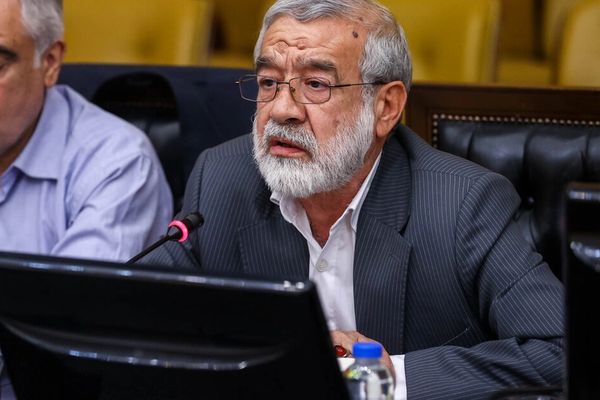 غضنفری، نماینده تهران: مردم منتظرند طناب دار دور گردن حسن روحانی و اعدام او را ببینند