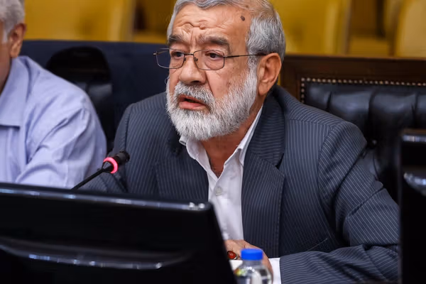 عضو کمیسیون شوراهای مجلس: روسیه حاضر است سلاح هستهای به ما بدهد