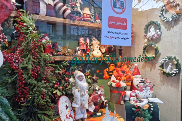 ماموران عکسبرداری از مغازه در تهران را به دلیل فروش کالای کریسمس ممنوع کردند