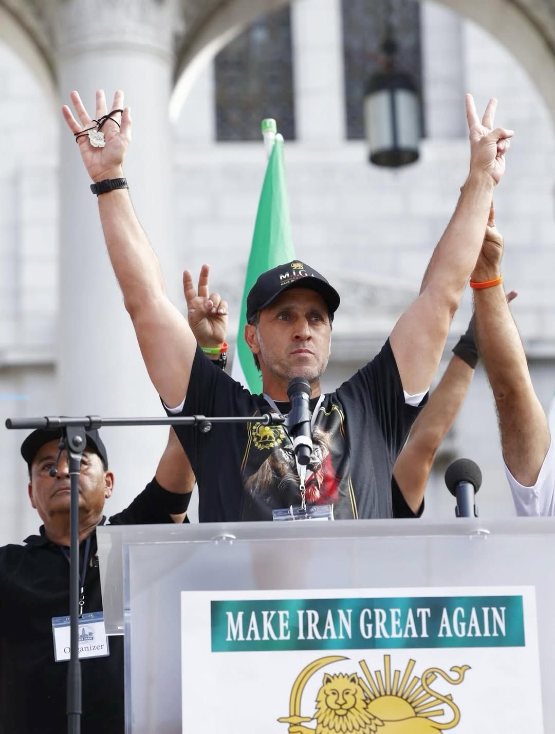 علی کریمی در گفتگو با گاردین: باوجود کشتار جمعی مردم ایران، معترضان از همیشه امیدوارترند