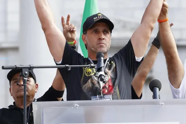 علی کریمی در گفتگو با گاردین: باوجود کشتار جمعی مردم ایران، معترضان از همیشه امیدوارترند