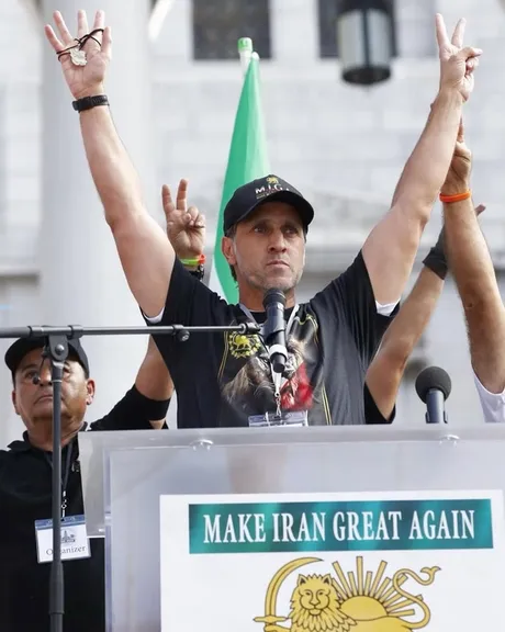 علی کریمی در گفتگو با گاردین: باوجود کشتار جمعی مردم ایران، معترضان از همیشه امیدوارترند