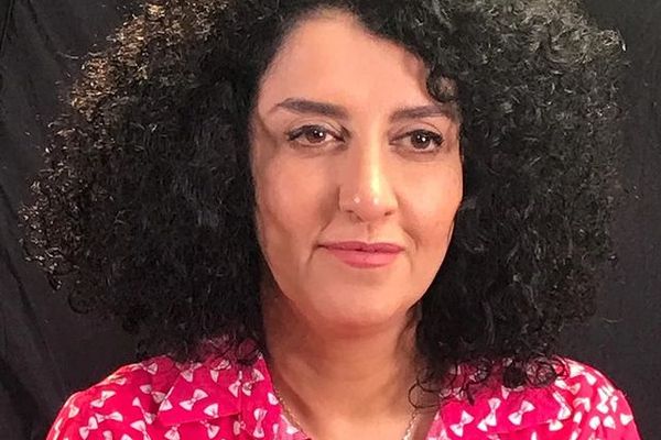 من داخل محبسها.. الناشطة الإيرانية نرجس محمدي: الرجال والنساء حولوا السجن إلى مكان للنضال