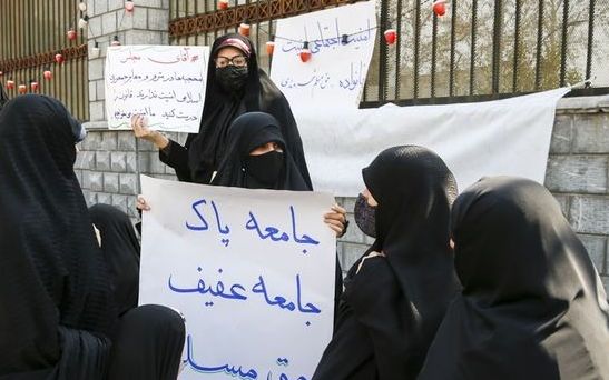 مسؤول إيراني: الذهاب إلى "عيادة ترك الحجاب" أو العقوبة المالية