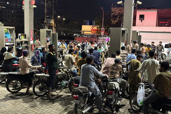 گزارش نیویورکتایمز از رقابت جنونآمیز و نابرابر کشورهای دارا و ندار برای خرید نفت