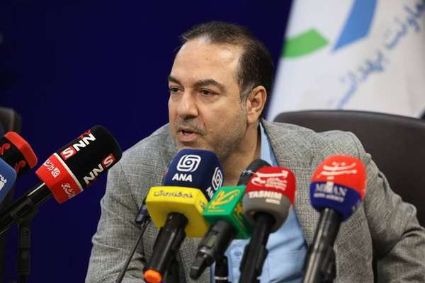 معاون وزیر بهداشت یک خبرنگار را «عوضی» خواند