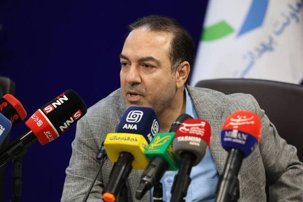 معاون وزیر بهداشت یک خبرنگار را «عوضی» خواند