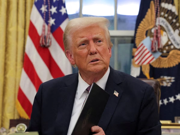 قائد سابق بالحرس الثوري يهدد ترامب بـ"صفعة قاسية" إن لم يبتعد عن إيران