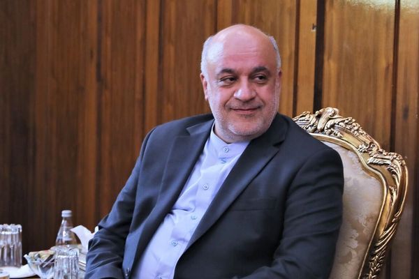 "كيهان" تكشف: إصابات خطيرة في وجه وعيني سفير إيران بلبنان جراء انفجارات "البيجر"