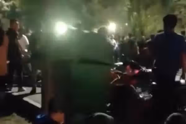 همزمان با برپایی داربست اعدام در اصفهان شهروندان و خانوادههای محکومان به اعدام تجمع کردند