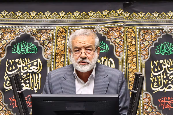 غضنفری، نماینده تهران: یکی از ناوهای آمریکا را که بزنیم، بقیه فرار میکنند