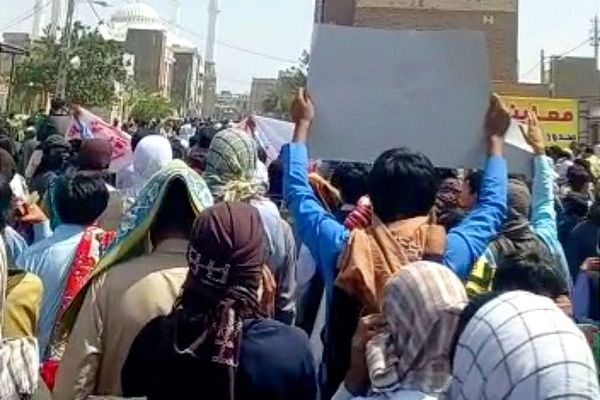 متظاهرو زاهدان إيران يطالبون بإسقاط النظام.. ويهتفون ضد خامنئي