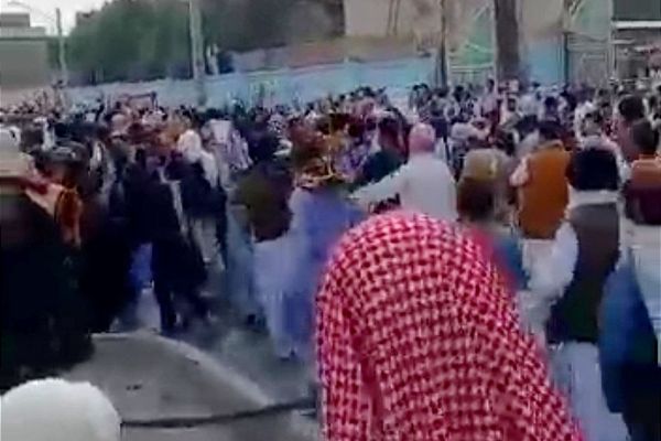 جمعة احتجاجات أخرى في بلوشستان.. المتظاهرون الإيرانيون في الشوارع.. وهتافات ضد خامنئي