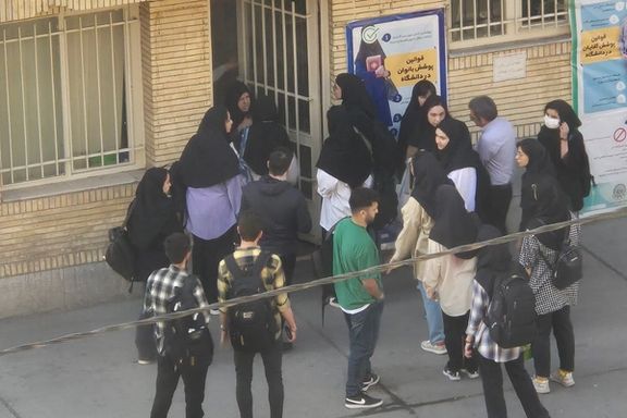 اعتصاب دانشجویان دانشگاه امیرکبیر پس از ممانعت از ورود دانشجویان به دلیل حجاب