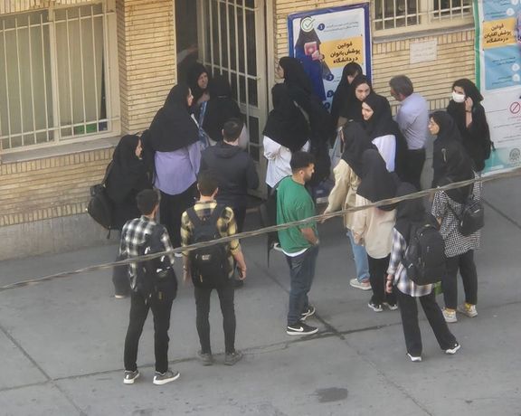 احتجاجًا على "قمع الطالبات".. طلاب جامعة أمير كبير في إيران يقاطعون الدراسة