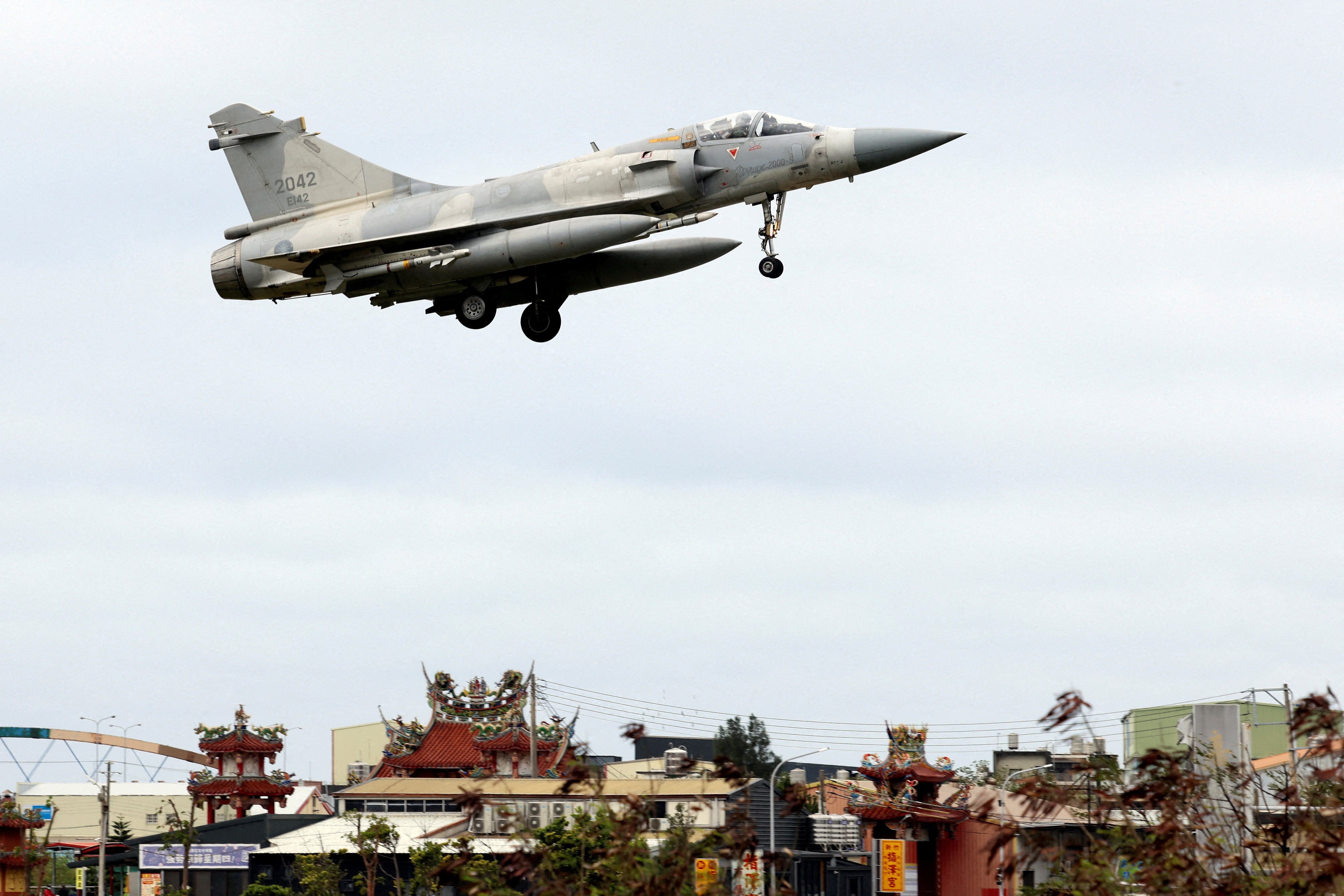 بزرگ‌ترین رزمایش نظامی تاریخ چین با استفاده از تسلیحات واقعی در اطراف تایوان برگزار شد