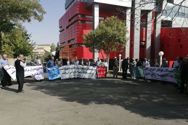 اعتراضًا على تجاهل مطالبهم.. تجمعات ومسيرات احتجاجية لمتقاعدي الاتصالات في إيران