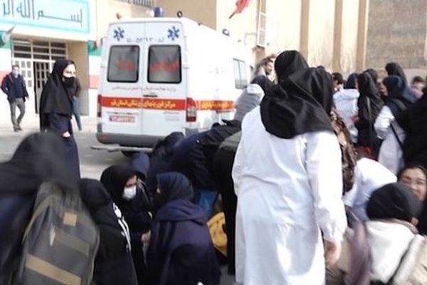 رسالة ثلاثة معلمين إيرانيين من السجن للنظام: كفوا عن تسميم الطالبات