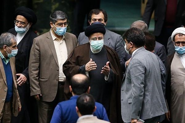 البرلمان الإيراني يوافق على ميزانية العام المقبل.. وتحذيرات من زيادة الضرائب والتضخم