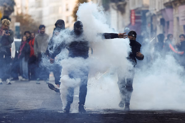 واکنشهای شهروندان به اعتراضها در فرانسه؛ از «کارما» تا یادآوری انقلاب ۵۷