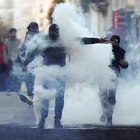 واکنشهای شهروندان به اعتراضها در فرانسه؛ از «کارما» تا یادآوری انقلاب ۵۷