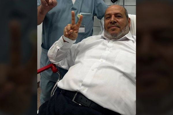 تصویر خلیل الحیه، مقام ارشد حماس، پس از حمله اسرائیل