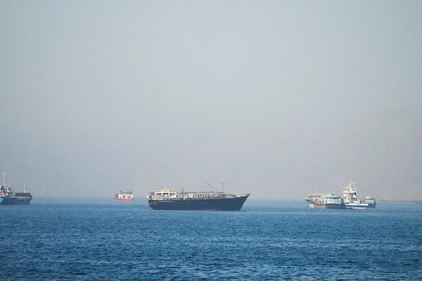 "وول ستريت جورنال": إيران تسعى لجني مليارات الدولارات بفرض سيطرتها على إدارة مضيق هرمز