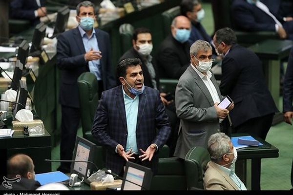 توترات في البرلمان الإيراني عند مناقشة مشروع تحسين الظروف المعيشية للمعلمين