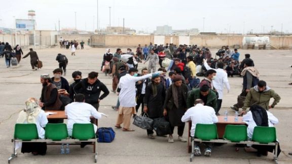 Afghan refugees at a border crossing waiting to enter Iran. 2021