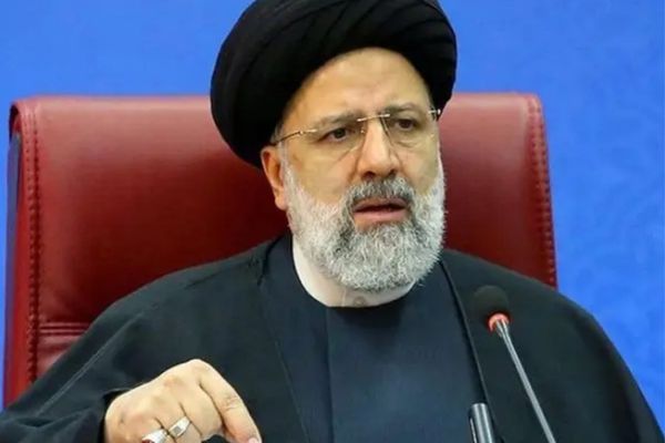 معارضو الرئيس الإيراني وحلفاؤه ينتقدون أداء الحكومة مع بداية السنة الثانية من تسلمه السلطة