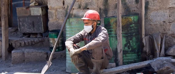 العامل ينتظر 6 أشهر بلا دخل.. معاناة العمال عرض مستمر في إيران