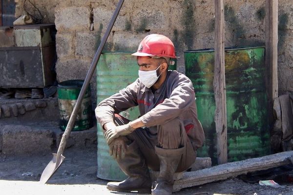 العامل ينتظر 6 أشهر بلا دخل.. معاناة العمال عرض مستمر في إيران