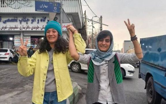 بعد 3 سنوات.. العفو عن صحافيتين إيرانيتين قامتا بتغطية حادثة مقتل "مهسا أميني"..