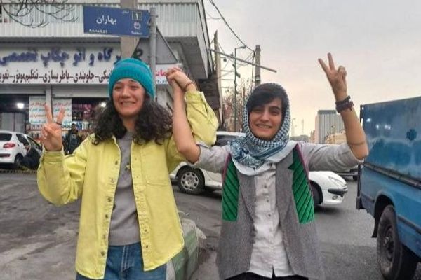بعد 3 سنوات.. العفو عن صحافيتين إيرانيتين قامتا بتغطية حادثة مقتل "مهسا أميني"..
