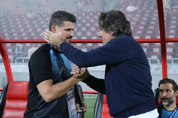 وریا غفوری کارت دارد، اما مجوز حضور روی نیمکت استقلال را ندارد