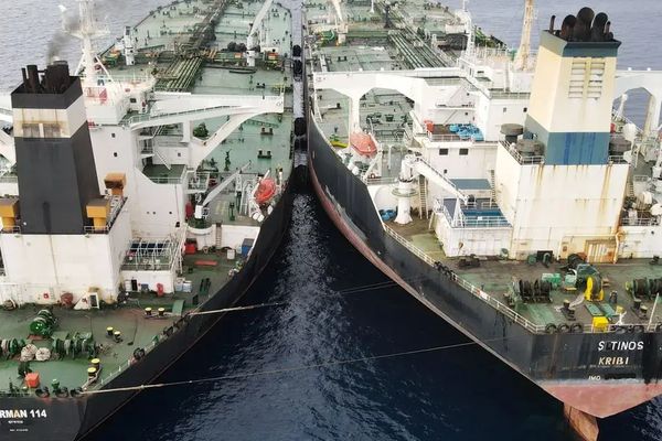 تراجع الإيرادات الإيرانية بعد انهيار صادراتها النفطية إلى الصين